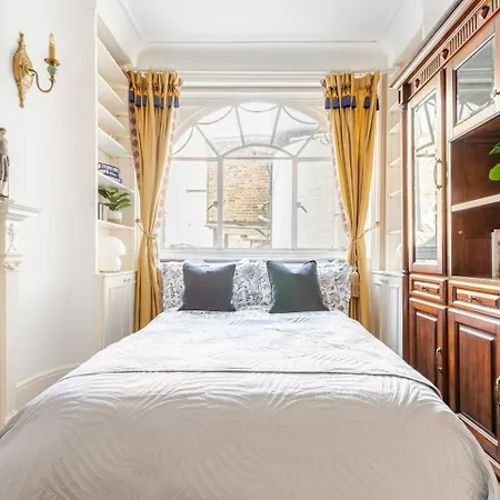 Private 2 Bed Cosy Home By Royal Palace